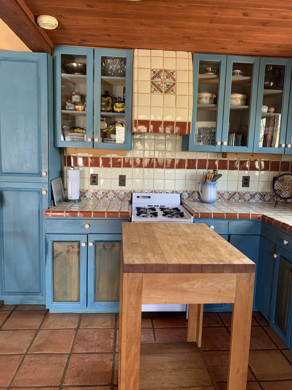 Kitchen entrance through sliding doors off AZ room.