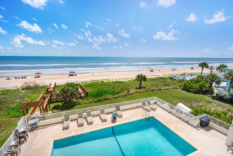Balcony overlooks both the pool & the ocean