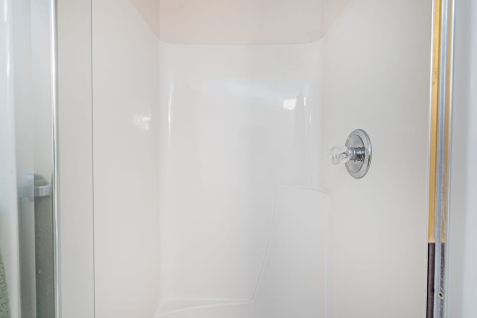 Walk-in shower in the 2nd bathroom