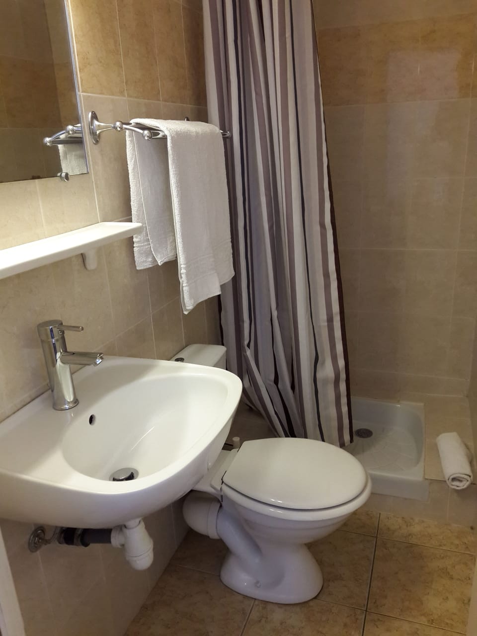 Comfort Single Room (With shower & toilets) | In-room safe, iron/ironing board, free WiFi, bed sheets