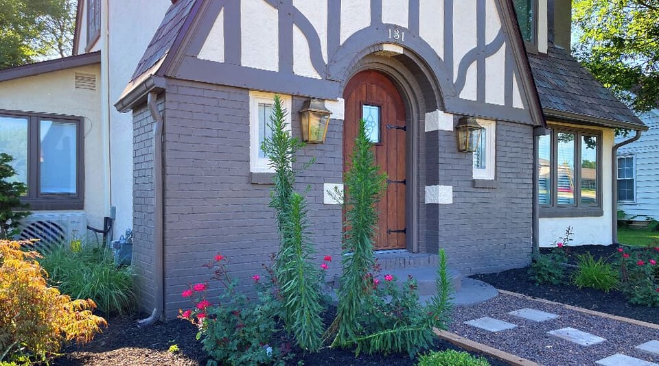 Front Entry w/Rose Bushes 