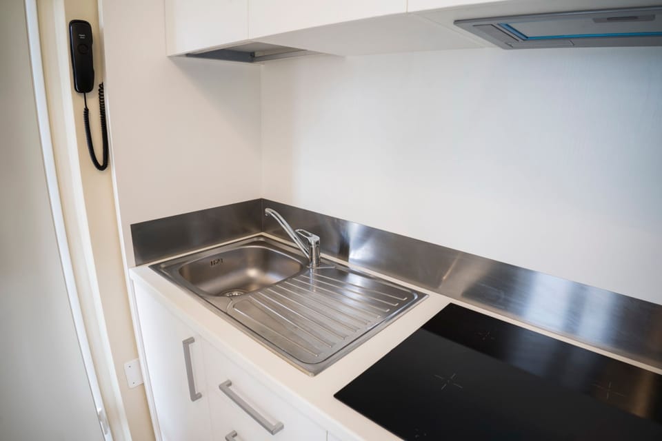 Full-size fridge, stovetop, cookware/dishes/utensils, dining tables