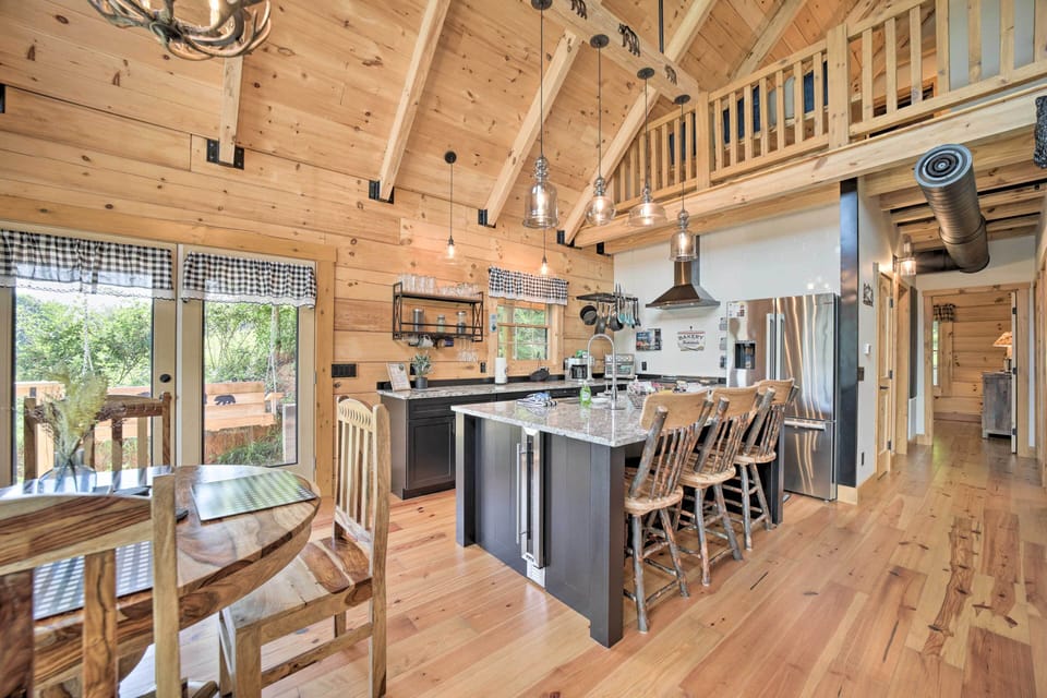 Dining Area | Dishware & Flatware Provided