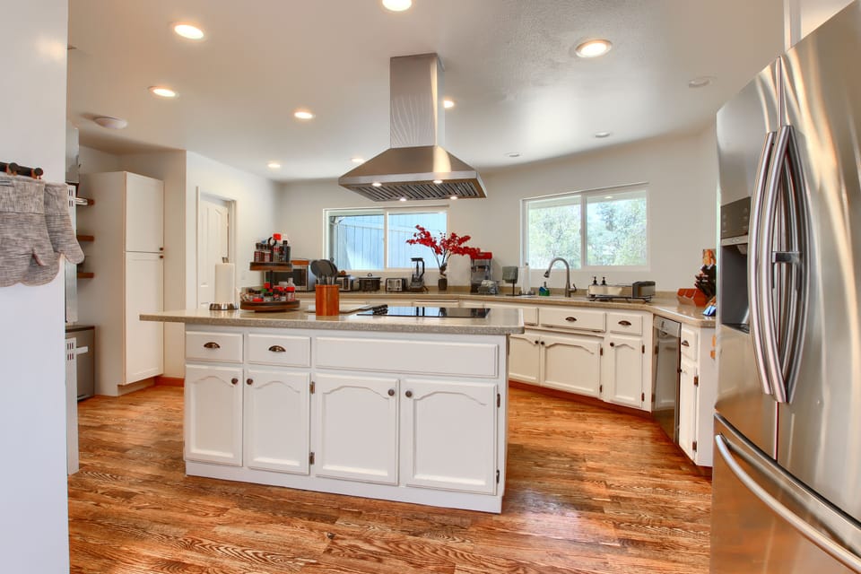 Large Kitchen | Gather around the island!