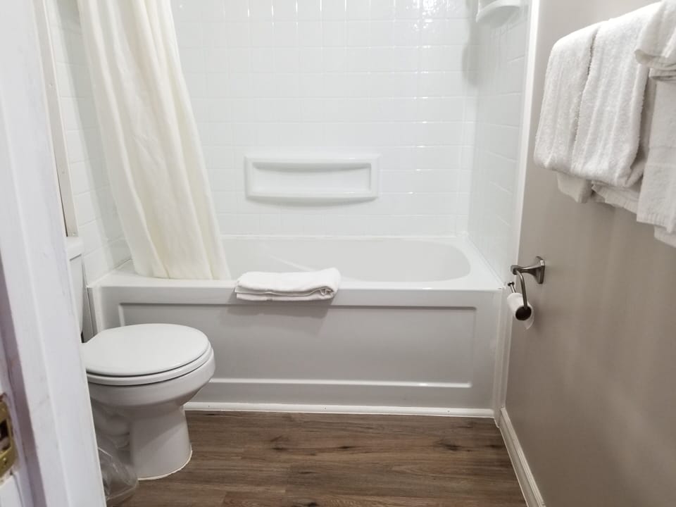 Basic Double Room | Bathroom | Towels, soap, shampoo, toilet paper
