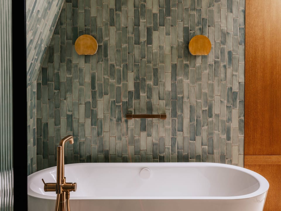 Executive Suite | Bathroom | Shower, rainfall showerhead, eco-friendly toiletries, hair dryer