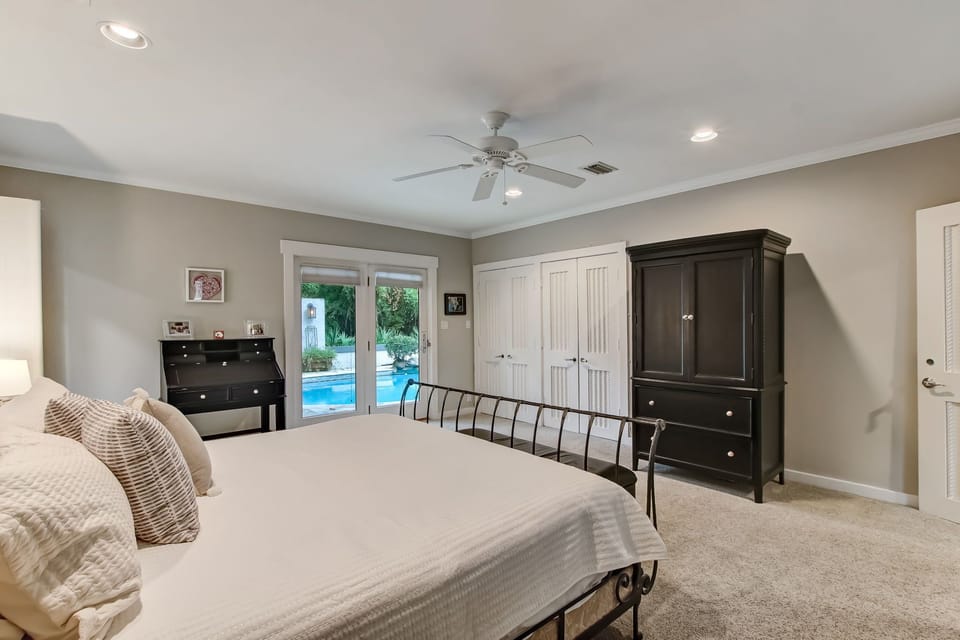 Master Bedroom Overlooking Backyard Pool with Flat Screen TV (King Bed)