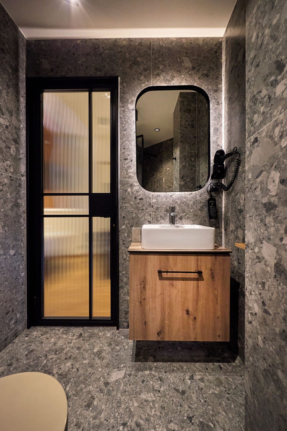 Deluxe Room | Bathroom | Combined shower/tub, slippers, towels