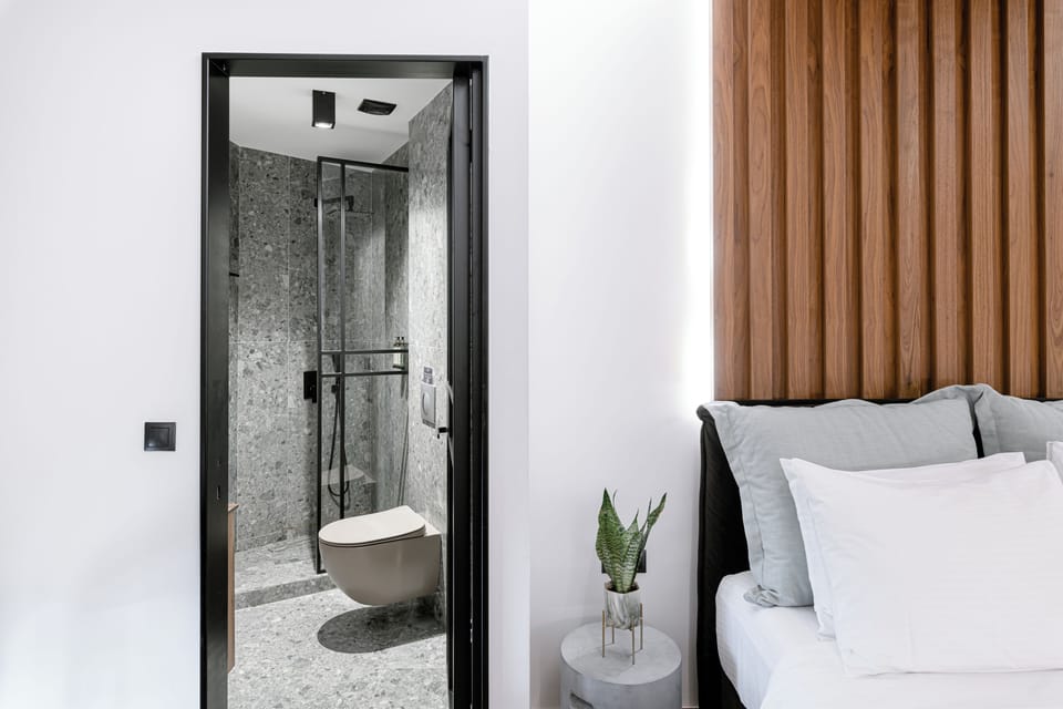 Deluxe Room | In-room safe, desk, blackout drapes, iron/ironing board (on request)