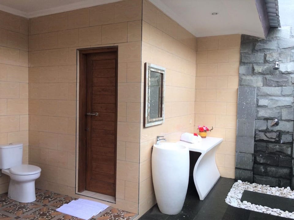 Room, 1 Bedroom, Smoking, Private Pool | Bathroom shower