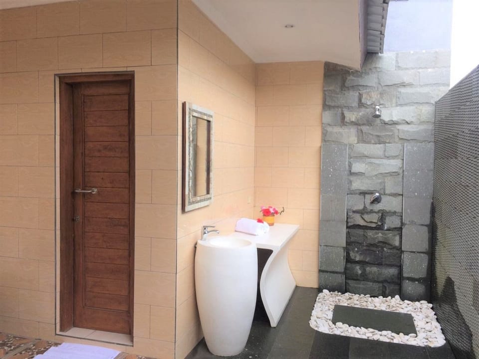 Room, 1 Bedroom, Smoking, Private Pool | Bathroom shower