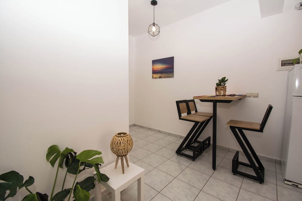 Comfort Apartment | Private kitchen | Full-size fridge, microwave, stovetop, cookware/dishes/utensils