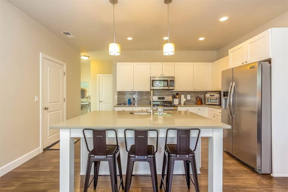 Enjoy your meal at the breakfast bar or dining table.