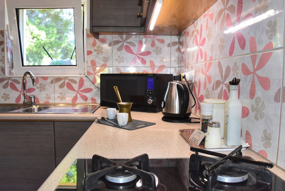 Cottage | Private kitchen | Fridge, microwave, oven, stovetop