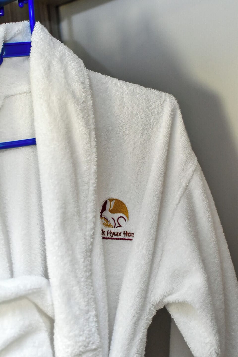 Shower, hydromassage showerhead, free toiletries, hair dryer