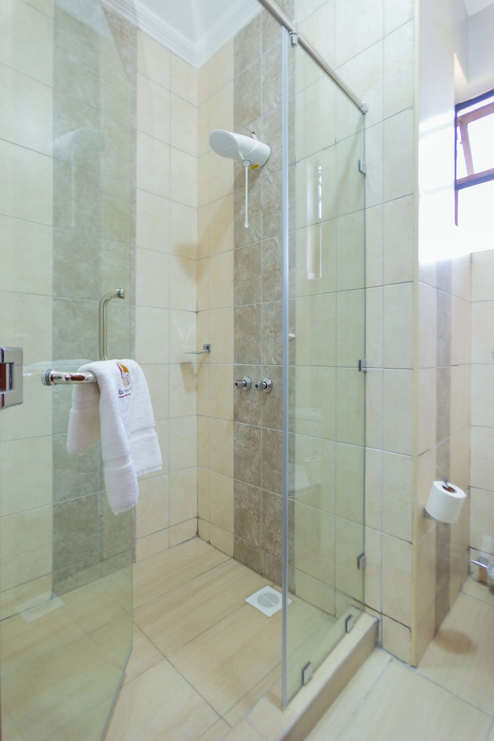 Standard Twin Room | Bathroom | Shower, hydromassage showerhead, free toiletries, hair dryer