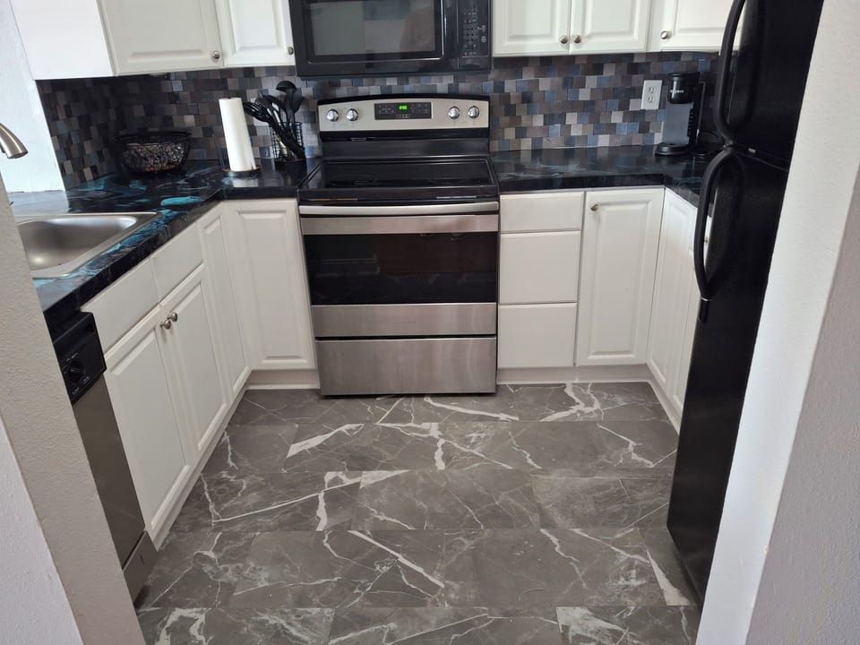 Stunning kitchen that definitely has an "I'm on vacation feel!"