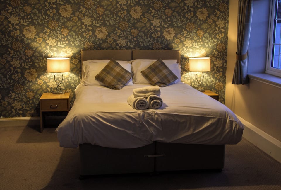 Family Double Room | Iron/ironing board, free WiFi, bed sheets