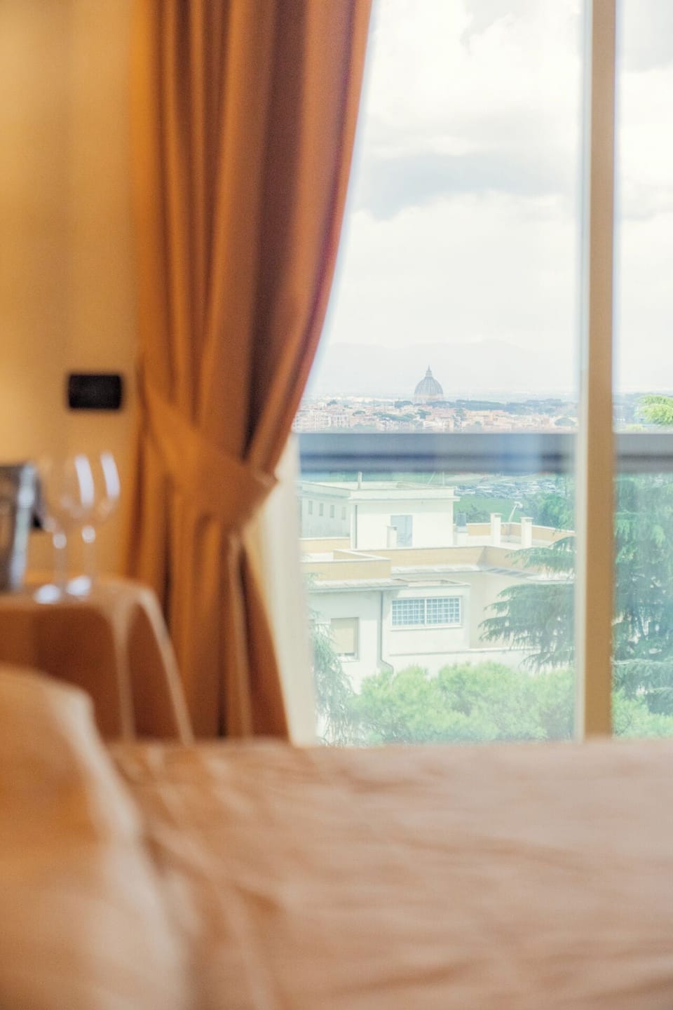 Minibar, in-room safe, laptop workspace, blackout drapes