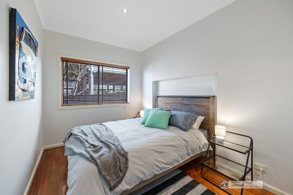 Quueen bedroom