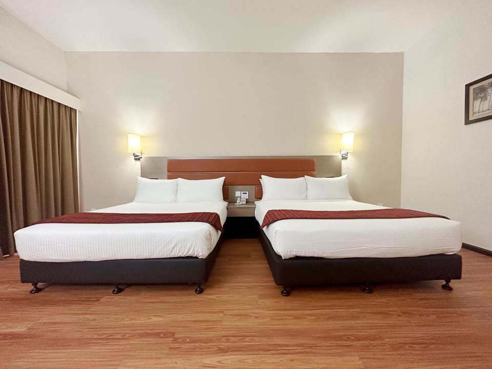 Deluxe Family Room | Minibar, in-room safe, desk, soundproofing