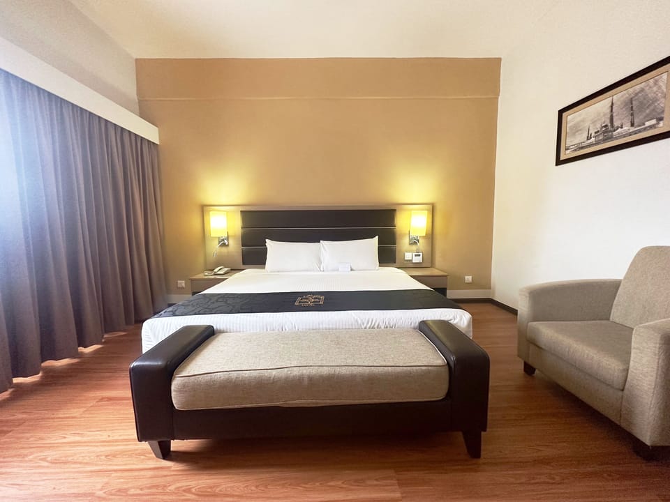 Superior King Room | Minibar, in-room safe, desk, soundproofing