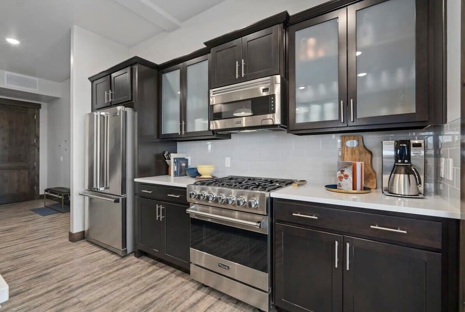 Kitchen: Modern gourmet kitchen with Viking appliances and granite counters.
