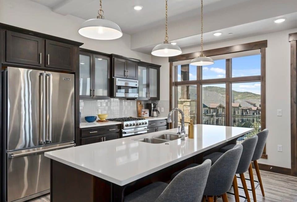 Sleek, fully stocked kitchen with high-end finishes and Viking appliances.