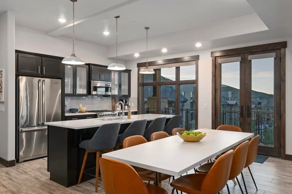 Gourmet Kitchen: Cook up a storm with sleek appliances and stunning mountain views!