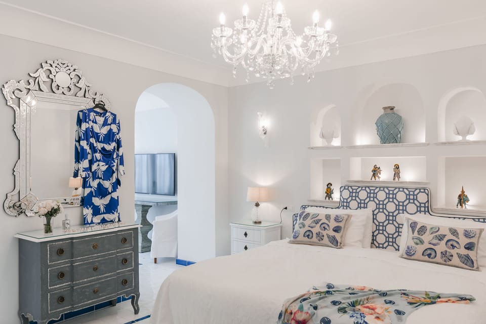 Junior Suite, 1 Queen Bed, Garden View | Minibar, in-room safe, desk, blackout drapes