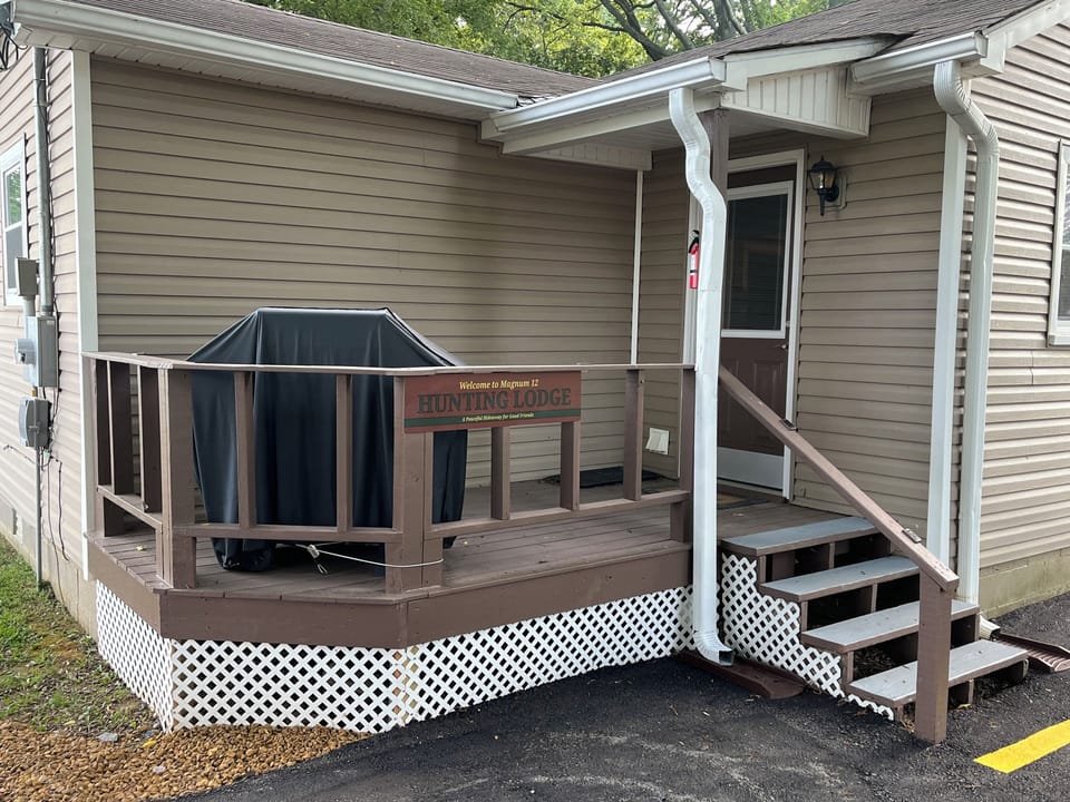 Rear deck with Gas grill !