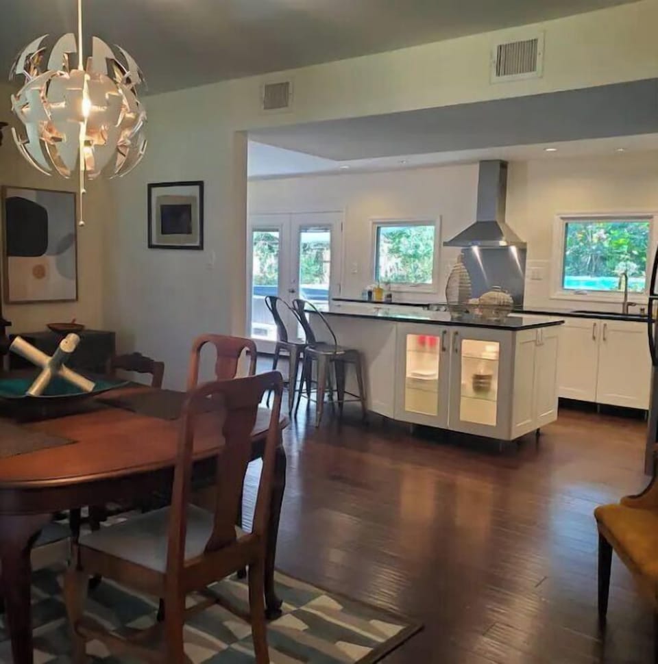 Vrbo app won’t let me delete this photo we don’t have a pool anymore.