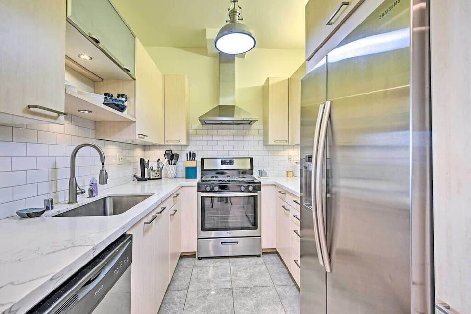 A full kitchen to meet your cooking needs!