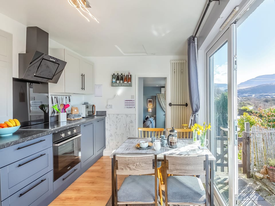 Kitchen | Hyfrydle Cottage, Talysarn