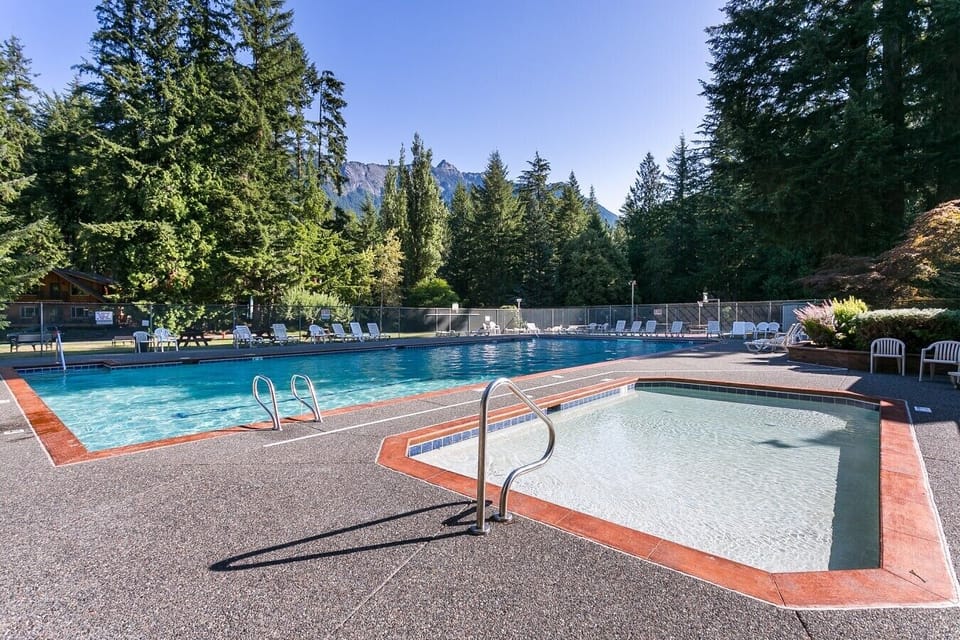 Snowline Community Pool - Open to 6 guests on your reservation at a time with provided wristbands