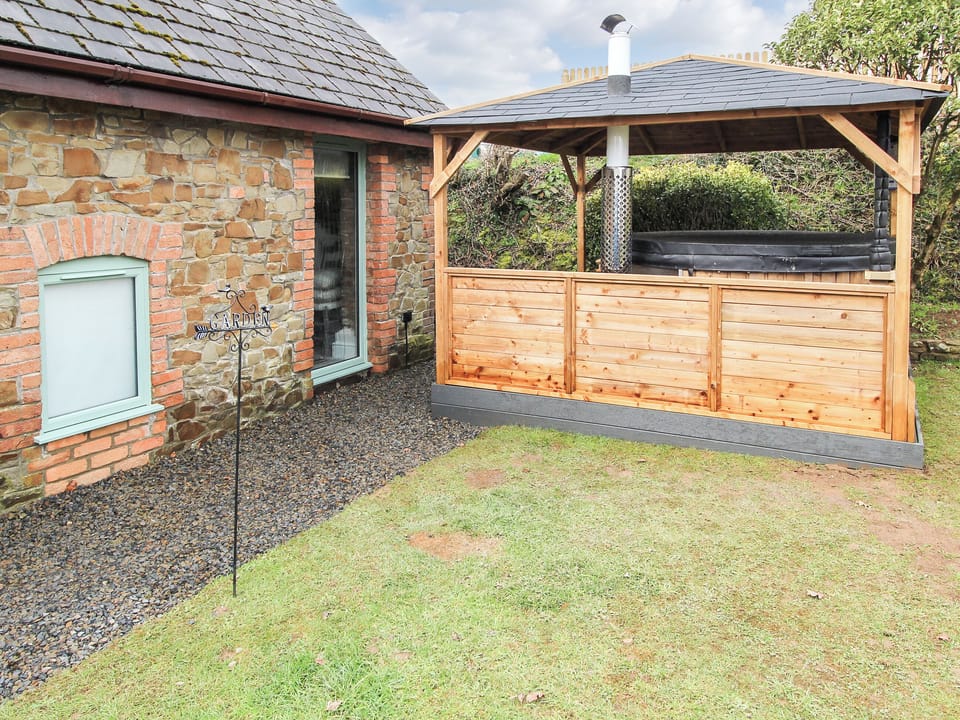 Hot tub | Pigaway Cottage, Petrockstow