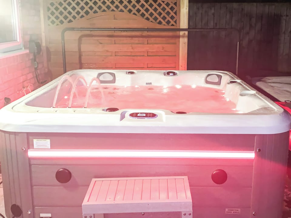 Hot tub | Ted&rsquo;s Place, Bridlington