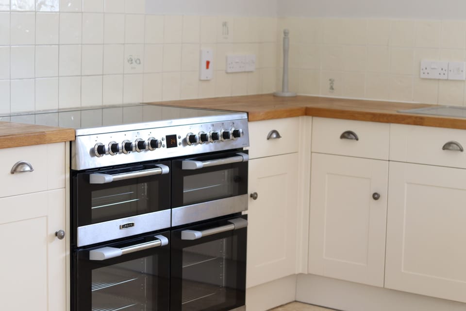 Clayhanger Lodge, Abbotsbury: With a range style electric oven