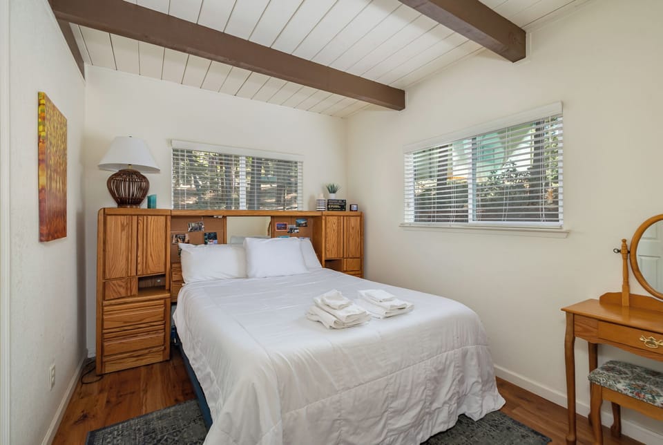 Bedroom 2 (Main Floor)