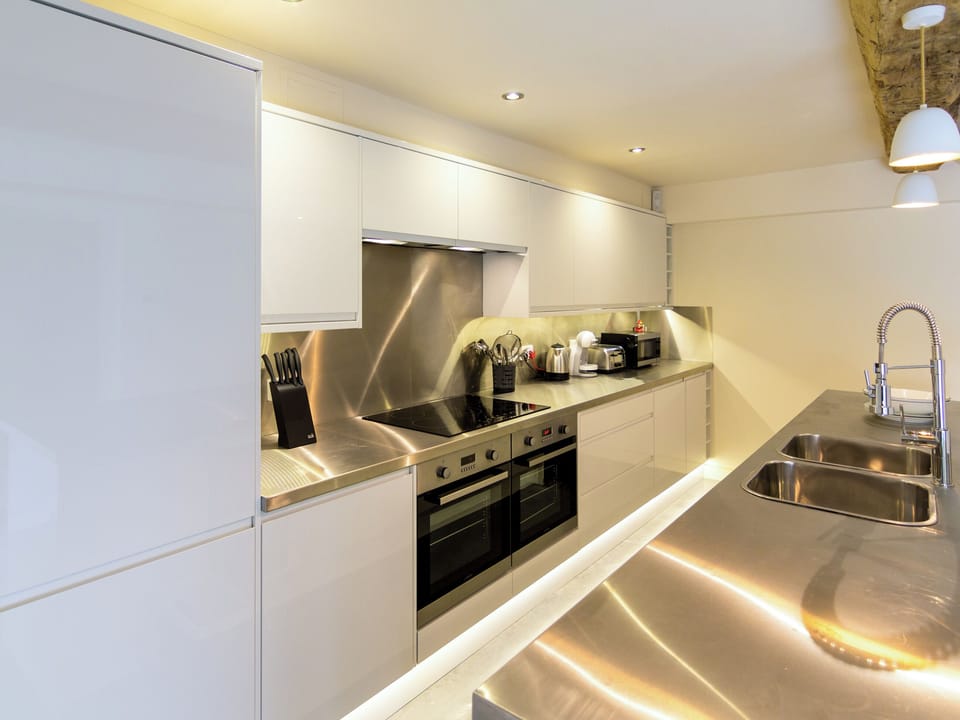 Comprehensively equipped fitted kitchen | The Cotswolds Barn - Crucis, Ampney Crucis, near Cirencester