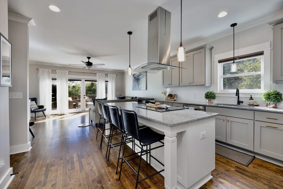 Floor to ceiling windows and an abundance of light. Perfect for big groups to spread out and make memories in Nashville