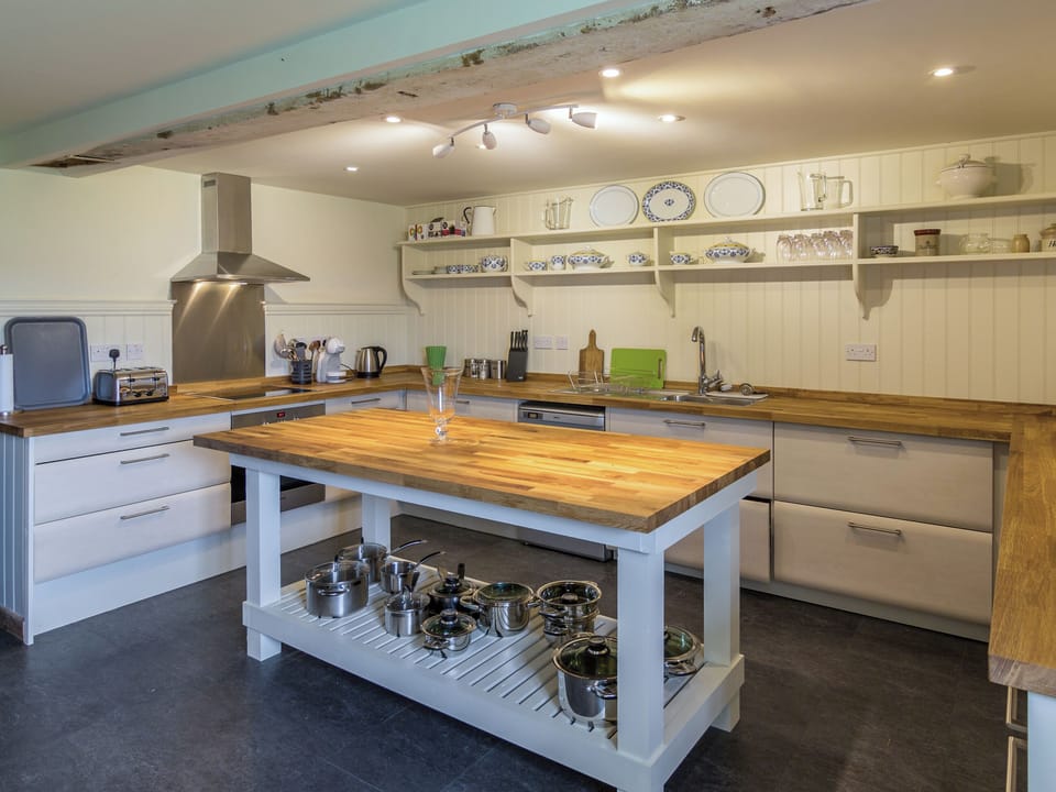 Comprehensively equipped fitted kitchen | The Long Barn - Crucis, Ampney Crucis, near Cirencester