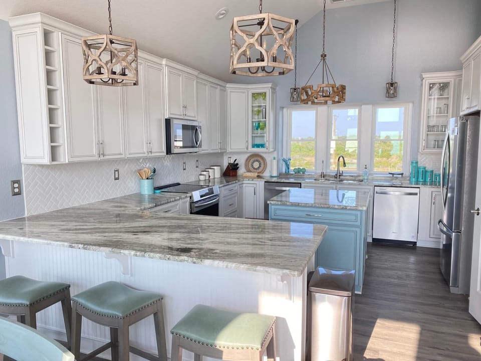 Kitchen with breakfast bar