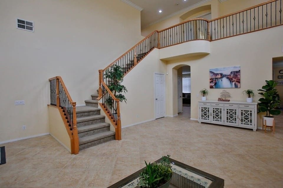 Spacious Living Room with High ceiling 