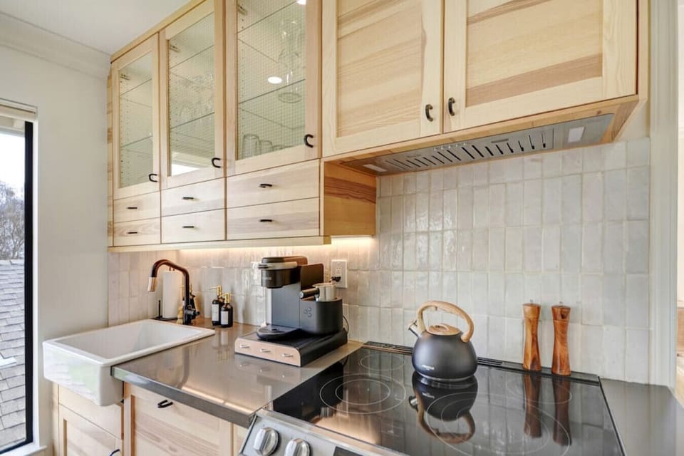 Grab your hot beverage from the Keurig coffeemaker/espresso machine, French press, or electric kettle with Keurig pods and creamer provided.
