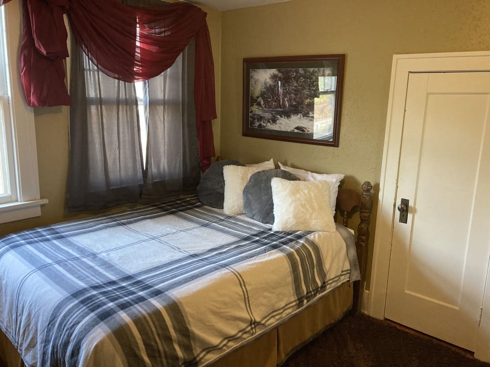 Traditional Room | Pillowtop beds, free WiFi, bed sheets