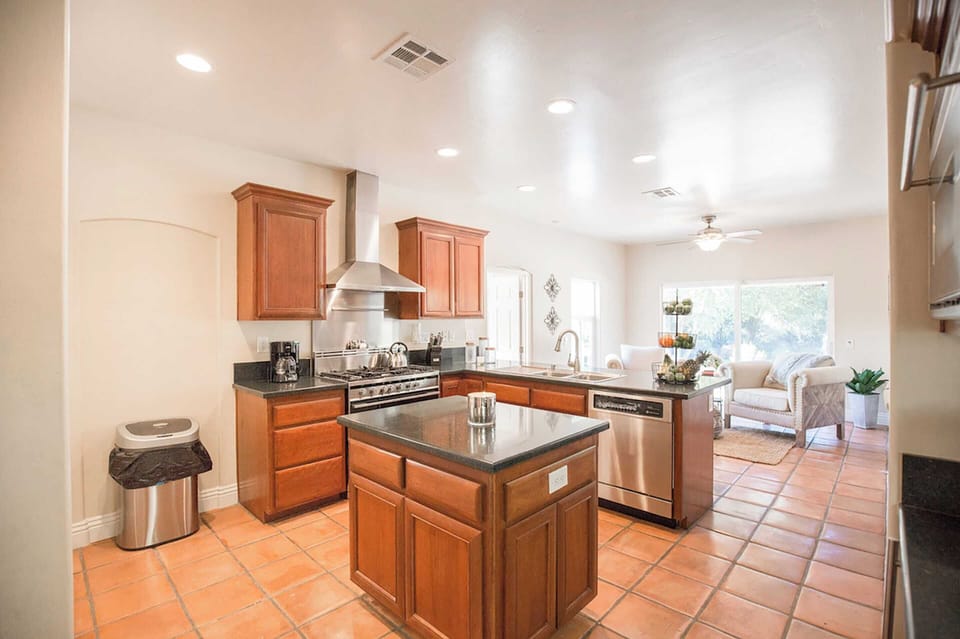 House (5 Bedrooms) | Interior