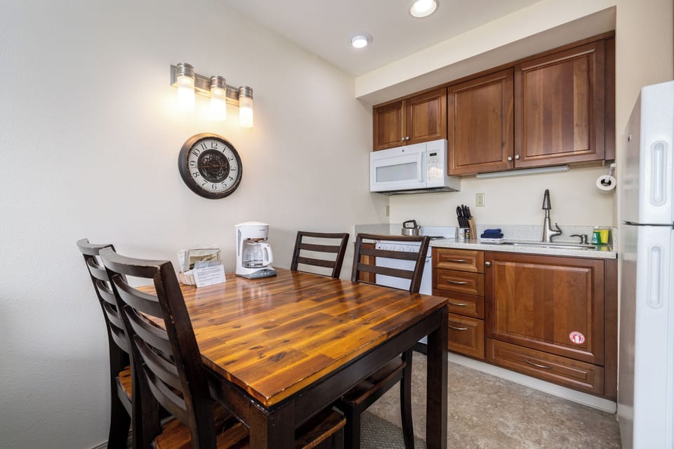 Traditional Townhome | Private kitchen | Full-size fridge, microwave, oven, stovetop