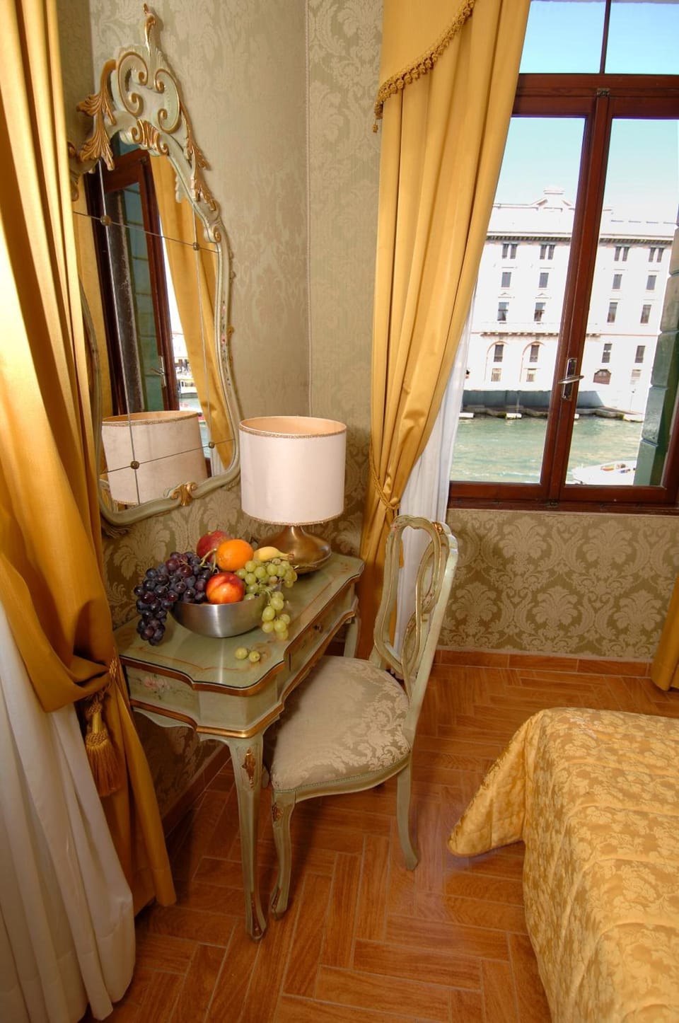Standard Double or Twin Room, Canal View | Minibar, in-room safe, desk, soundproofing