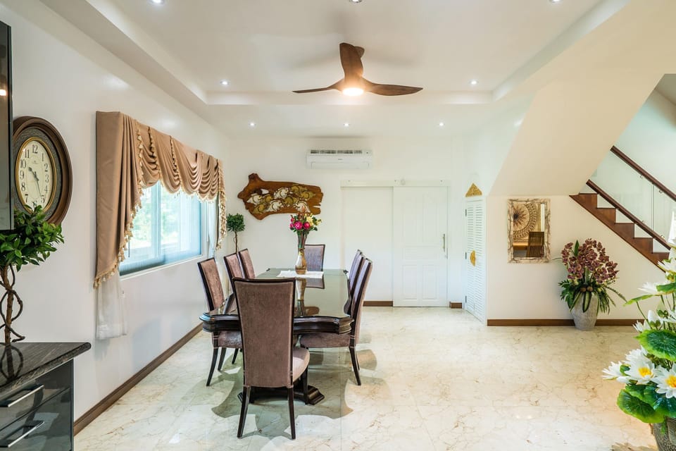 Deluxe Villa | Dining room